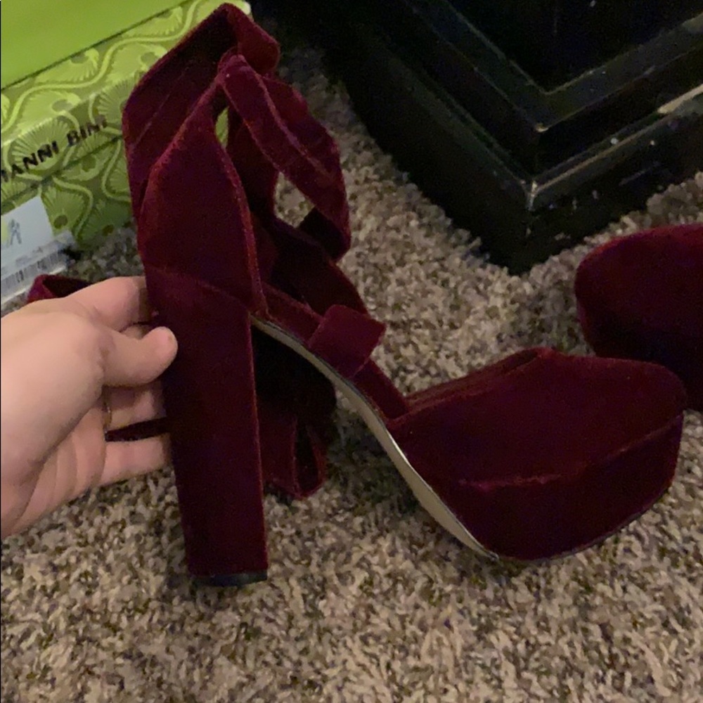 Shoe dazzle heels, burgundy velvet